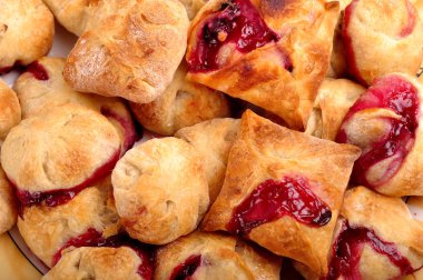 çilek ve Vişne Reçeli dolgu ile pasta puf