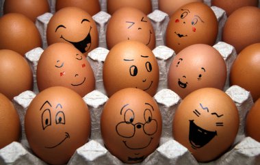 Paskalya yumurtaları bir gülümseme ile