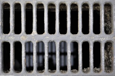 Yağmur suyu için bir kanal üzerinden metal kapakları