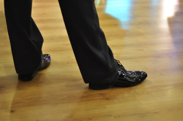 Güzel siyah rugan ayakkabı profesyonel dansçı 