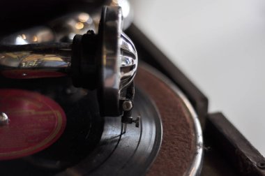 siyah vinil disk ile eski Vintage akustik gramofon.