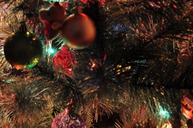 Bulanık, köpüklü ve peri backgro dekore edilmiş Noel ağacına