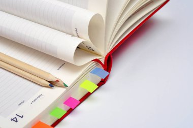 Sevgililer tarihi defter ve kalp sayfa.