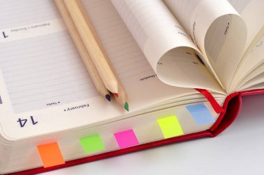 Sevgililer tarihi defter ve kalp sayfa.