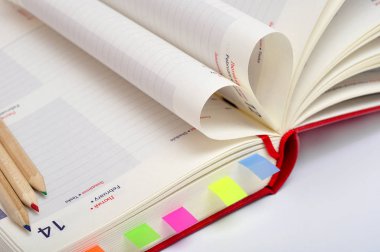 Sevgililer tarihi defter ve kalp sayfa.