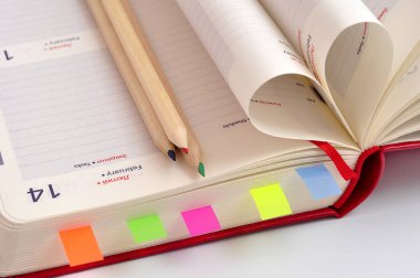 Sevgililer tarihi defter ve kalp sayfa.