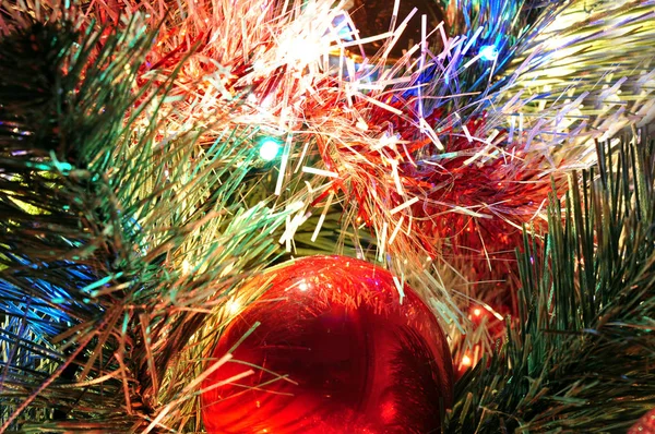 ぼやけた 妖精の背景に飾られたクリスマスツリー — ストック写真