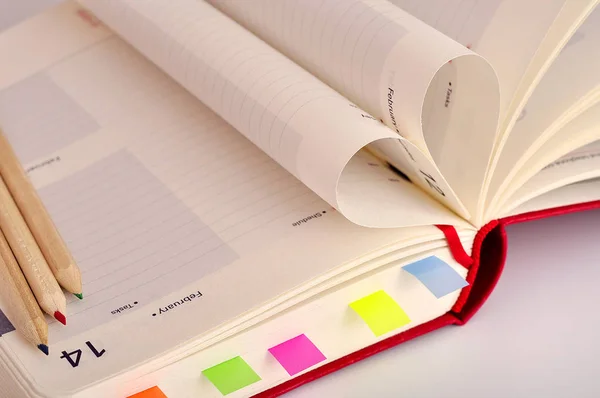 Sevgililer tarihi defter ve kalp sayfa