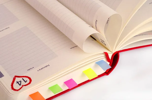 Sevgililer tarihi defter ve kalp sayfa