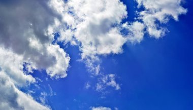 Bahar, yaz bulutların üstünde mavi bir güneşli gökyüzü, adam Panoraması