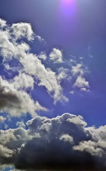 春天的全景 夏日的云朵在蓝色阳光明媚的天空 — 图库照片