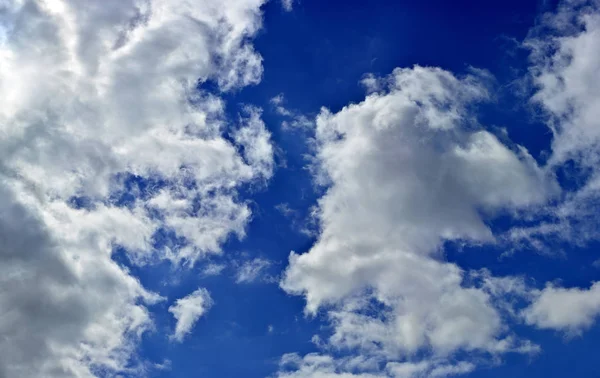 Panorama över våren, sommaren moln på en blå solig himmel, bak — Stockfoto