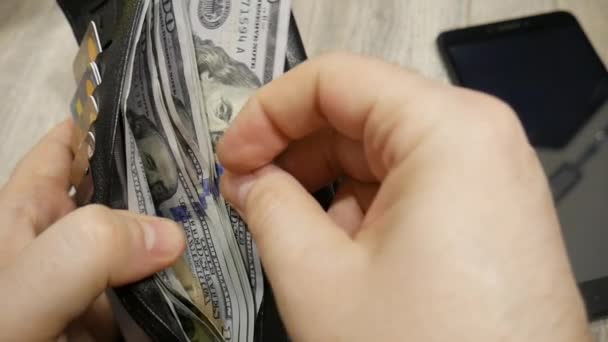 Geld Bargeld Dollar Eine Packung Die Auf Den Tisch Fällt — Stockvideo