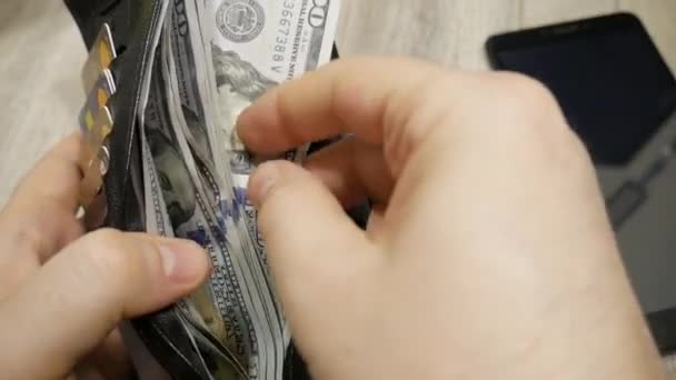 Деньги Наличные Доллары Пачка Падающая Стол Подсчитывающая Наличные Макро Макро — стоковое видео