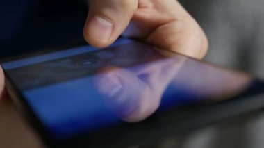 El (parmak) telefon ekranı ile çalışır. Makro görünümü kapat