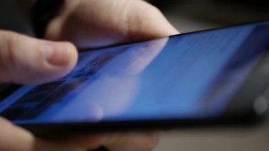 El (parmak) telefon ekranı ile çalışır. Makro görünümü kapat