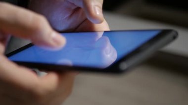 El (parmak) telefon ekranı ile çalışır. Makro görünümü kapat