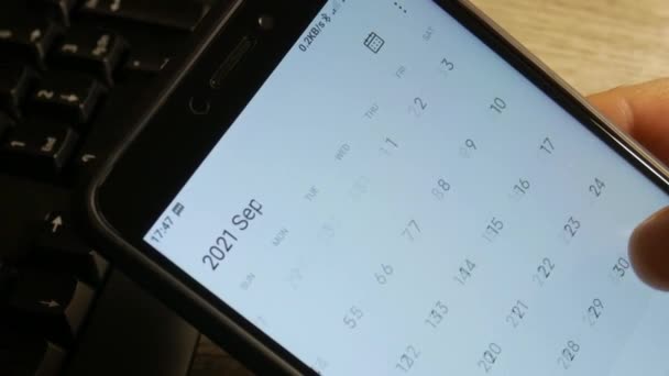 Uomo Utilizzando App Calendario Sul Primo Piano Del Dispositivo Mobile — Video Stock