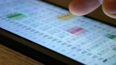 El (parmak) telefon ekranı ile çalışır. Finansal ve ekonomik tablolarla çalışmak. Kavram. Masa, finans, para. Makro görünümü kapat.