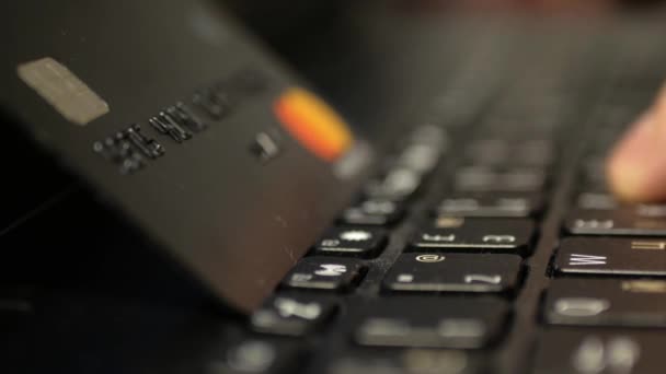 用黑色白金信用卡在笔记本电脑键盘上在线支付 超级点击 — 图库视频影像