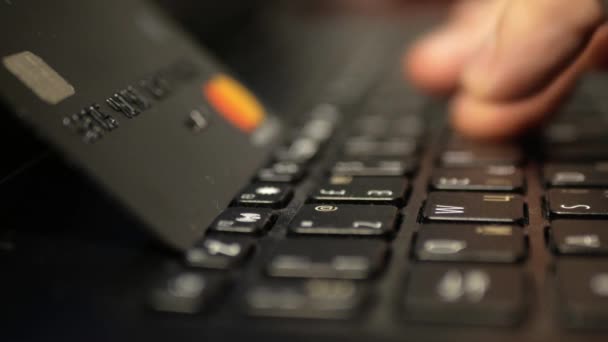 Płatność Czarną Platynową Kartą Kredytową Online Klawiaturze Laptopa Super Clouse — Wideo stockowe