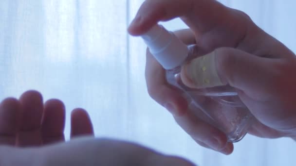 Lavage des mains avec de l'alcool pulvérisé pour éliminer les bactéries et les virus 