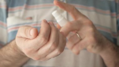 Bakteri ve virüsleri yok etmek için alkolle el yıkama