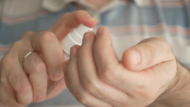 Lavage des mains avec de l'alcool pulvérisé pour éliminer les bactéries et les virus 