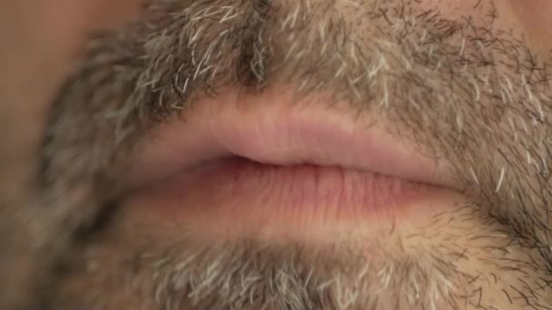 Hombre Con Barba Gris Traga Una Pastilla Del Virus Coronavirus — Vídeo de stock