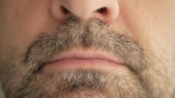 一个留着灰胡子的男人吞下了从病毒中提取的药丸 考罗那威斯 并做出了一张痛苦的脸 超级宏观特写 — 图库视频影像
