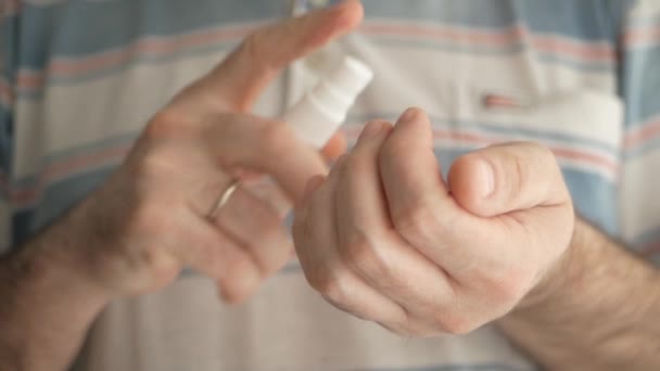 Händewaschen Mit Alkoholspray Zur Beseitigung Von Bakterien Und Viren — Stockvideo