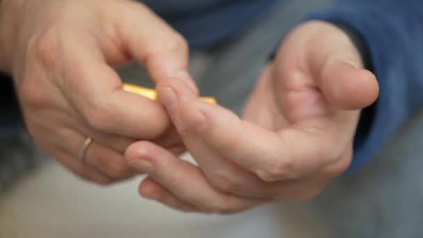 Άνθρωπος Χέρι Πάρει Χάπια Από Συσκευασία Κυψέλης Κοντινό Πλάνο Του — Αρχείο Βίντεο