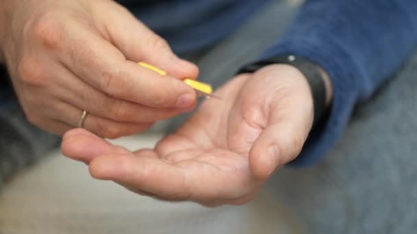 Homem Mão Tomar Pílulas Blister Pack Close Male Hand Pour — Vídeo de Stock