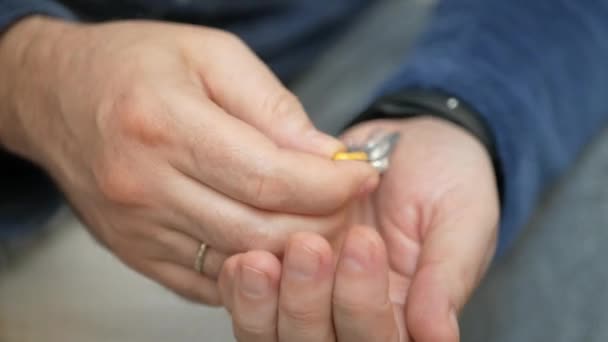 Hombre Toma Pastillas Ampolla Primer Plano Mano Masculina Vierta Comprimido — Vídeo de stock