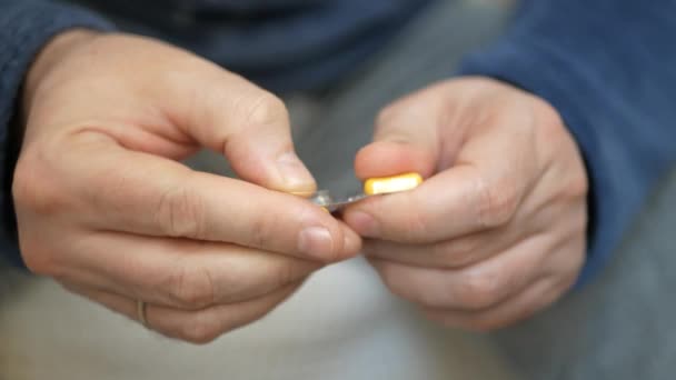 Hombre Toma Pastillas Ampolla Primer Plano Mano Masculina Vierta Comprimido — Vídeo de stock