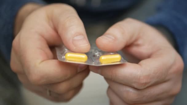 Człowiek Bierze Tabletki Blistra Zbliżyć Męską Dłoń Wlać Białą Pomarańczową — Wideo stockowe