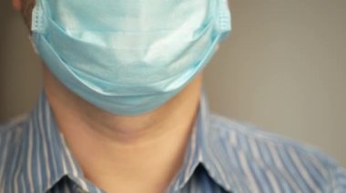 Virüslü üzgün bir adam, kovid 19 ve yüzünde antivirüs koruması maskesi derin nefes alıyor, hızlı nefes alıyor.