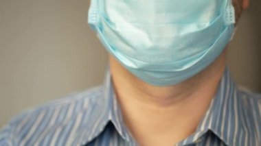 Virüslü üzgün bir adam, kovid 19 ve yüzünde antivirüs koruması maskesi derin nefes alıyor, hızlı nefes alıyor.