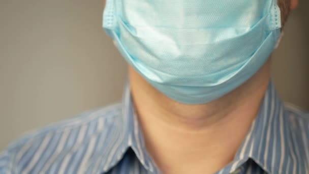 ウイルスを持つ悲しい男コヴィト19とマスクの顔に深い呼吸 迅速な呼吸を取るウイルス対策保護のために — ストック動画