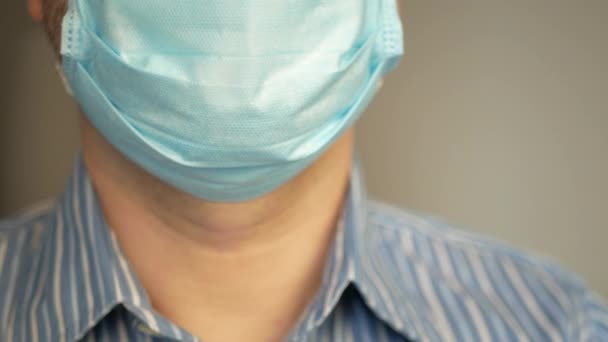 Smutny Człowiek Wirusem Covid Maską Twarzy Dla Ochrony Antywirusowej Biorąc — Wideo stockowe