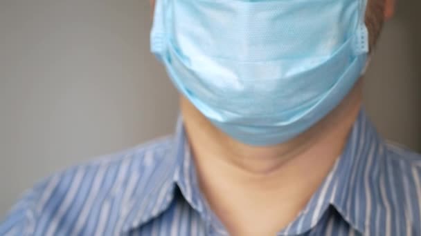 ウイルスを持つ悲しい男コヴィト19とマスクの顔に深い呼吸 迅速な呼吸を取るウイルス対策保護のために — ストック動画
