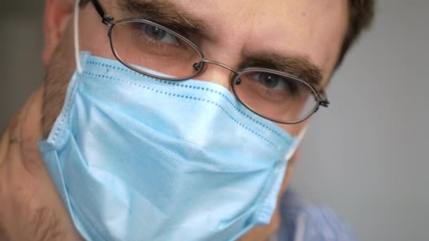 Ledsen Man Med Mask Ansiktet För Antivirusskydd Tar Ett Djupt — Stockvideo