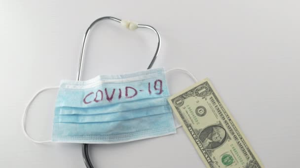 Virenschutz Schutzmaske Gegen Coronavirus Covid Stethoskop Geld Auf Weißem Hintergrund — Stockvideo