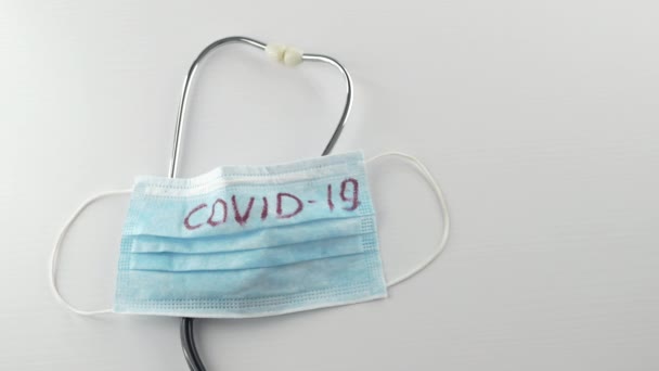 Virová Ochrana Preventivní Maska Koronaviru Covid Stetoskop Peníze Bílém Pozadí — Stock video