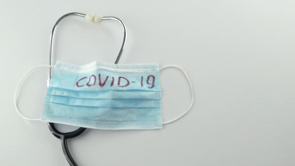 Virus Protettivo Maschera Prevenzione Coronavirus Covid Stetoscopio Soldi Sfondo Bianco — Video Stock