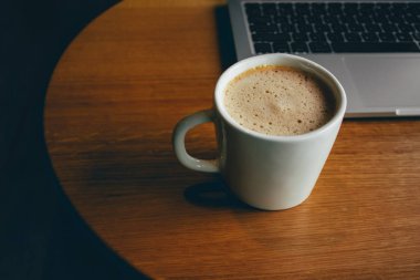 Taze kahve ile dizüstü bilgisayar