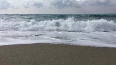 Dalgalı Akdeniz kasvetli gün, Türkiye