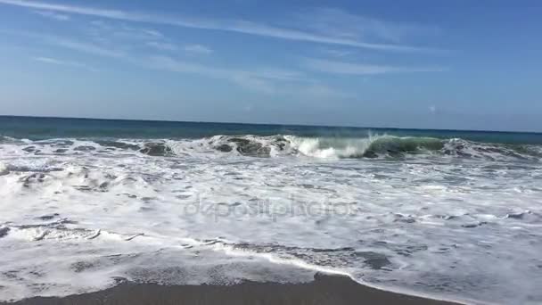 Grandes olas en el mar Mediterráneo, Turquía — Vídeos de Stock