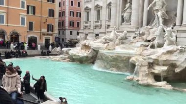 Rome, İtalya - 16 Ocak 2017: insanlar turistler fotoğraf Trevi Fountain yaparak