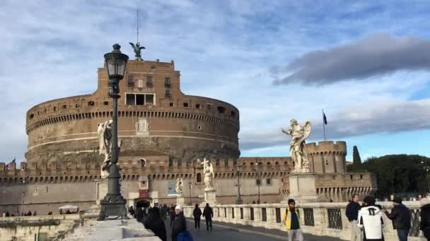 Rome, İtalya - 16 Ocak 2017: Angelss köprüde geçen insanlar turist Stok Çekim 